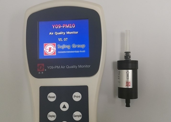 Un bon prix. Moniteur de qualité de la pollution PM10 atmosphérique tenu dans la main pour les particules en ligne