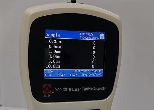 Un bon prix. Compteur tenu dans la main de particules de poussières dans l'air dans l'usine Y09-3016 de Pharma en ligne